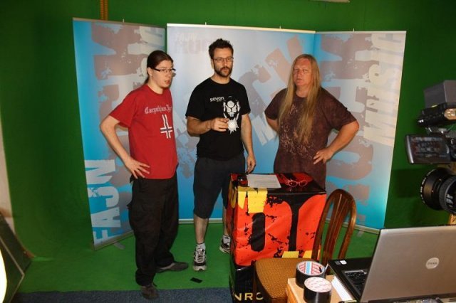 První natáčení TV Rockparády v trikovém studiu Alfedus. Marek Dobeš uprostřed a Petr Kůsa vpravo.